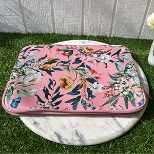 MYTAGALONGS
Jetsetter Pouch In Eden
Blus
Floral Pink  new size 10x 13”